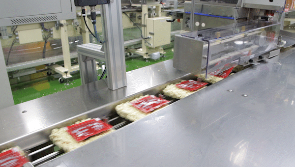 [밀양=뉴시스] 삼양식품 밀양2공장에서 불닭볶음면을 생산하는 모습. 모든 공정을 거친 면 상단에 소스를 투입하는 '포장'이 자동화로 이뤄지고 있다. (사진= 삼양식품 제공) photo@newsis.com