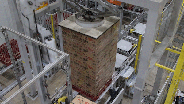 [밀양=뉴시스] 포장·적재 자동화를 위한 팔레타이징 로봇이 작동하는 모습. 이후 자동화 창고로 옮겨져 해외로 출하된다. (자료= 삼양식품 제공) photo@newsis.com