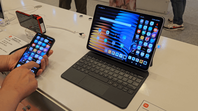 11일 서울 강남구 코엑스에서 샤오미코리아 관계자가 샤오미 태블릿7 제품과 샤오미15 울트라 제품의 연동 과정을 시연하고 있다. 영상=박수빈 기자