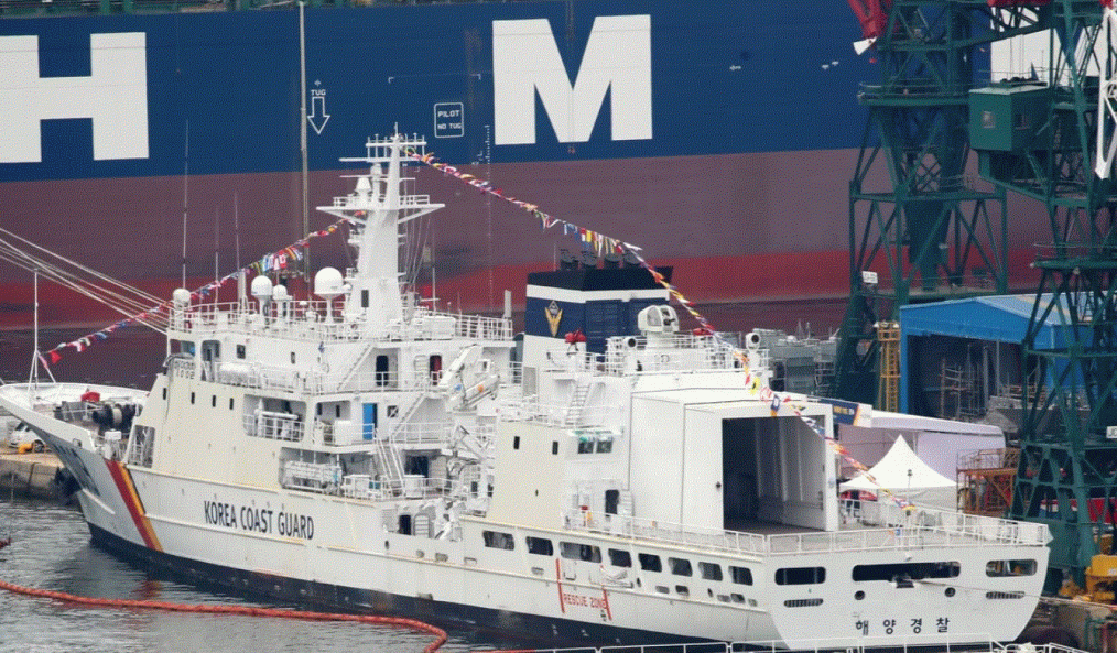 12일 오후 부산 영도구 HJ중공업에서 해양경찰 최신예 경비함정 '3019'함 진수식이 열리고 있다