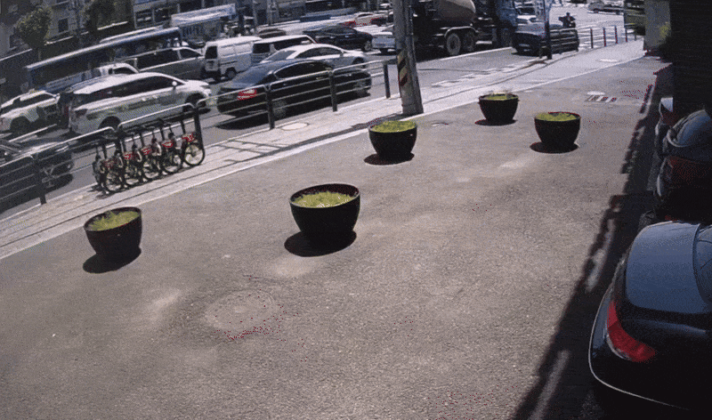지난 5일 오전 11시 40분께 서울 광진구 아차산역 인근 사거리에서 40대 몽골 국적 남성이 술을 마신 상태로 5톤 이삿짐 트럭을 몰다 역주행하며 1명이 다치는 교통사고가 났다. [독자제공]