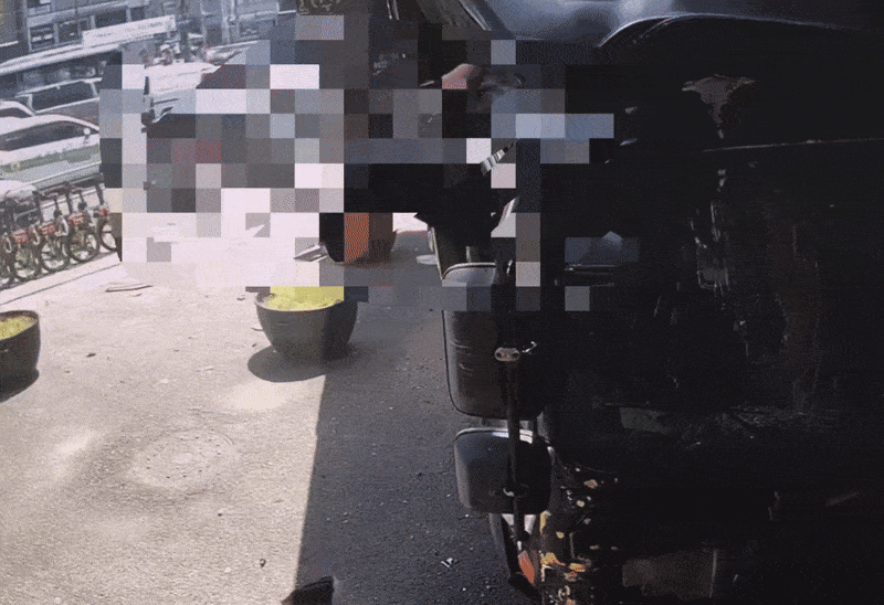 지난 5일 오전 11시 40분께 서울 광진구 아차산역 인근 사거리에서 40대 몽골 국적 남성이 술을 마신 상태로 5톤 이삿짐 트럭을 몰다 역주행하며 1명이 다치는 교통사고가 났다. 트럭에 타고 있던 동승자 3명과 운전자는 사고 현장에서 달아났다. [독자제공]