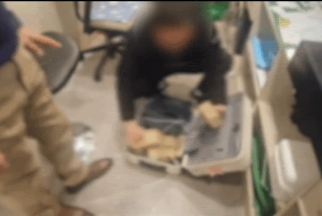 [제주=뉴시스] 제주서부경찰서가 지난 19일 제주시 한 호텔 객실에서 특수강도 피의자들이 숨겨 놓은 현금을 발견하고 조사하고 있다. (사진=제주서부경찰서 제공) 2025.01.20. photo@newsis.com  *재판매 및 DB 금지