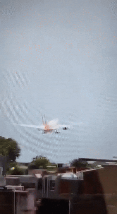 242명을 태운 에어인디아 여객기가 12일(현지시간) 인도 서부 구자라트주 아마다바드 공항 근처에서 추락했다. 사진은 현장에서 목격된 사고 순간. 2025.6.12 엑스