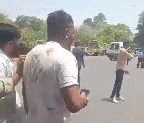 인도 여객기 추락 사고 생존자인 비슈와시 쿠마르 라메시로 추정되는 남성이 구급 차량을 향해 걷고 있다. /X(옛 트위터)