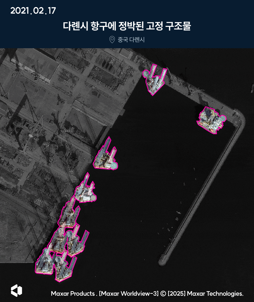 중국 다롄항에 정박된 고정 구조물