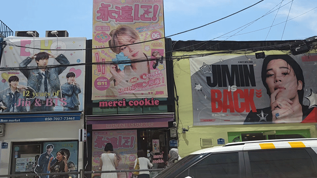 서울 용산구 일대 카페 및 식당에 BTS 사진이 걸려 있다. /영상=이민형 기자