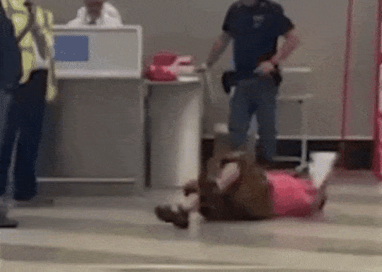 지난 8일(현지시간) 이탈리아 밀라노 말펜사 공항에서 한 중국인 관광객이 수하물 무게가 초과됐다는 항공사 직원의 말에 바닥에 드러누워 항의를 하고 있다. [SNS 갈무리]