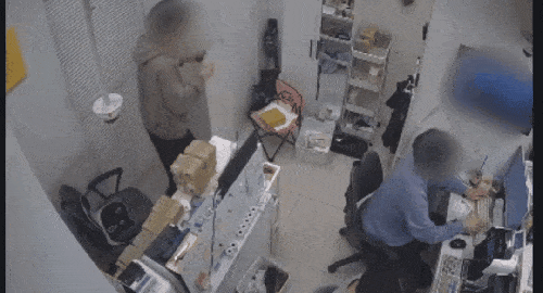 서울 구로경찰서는 13일 상품권 거래를 위장해 2400억원 상당의 범죄수익금을 세탁한 대형 상품권업체 운영자 등을 검찰에 송치했다고 밝혔다. 영상은 현금을 포장하는 장면. [서울 구로경찰서 제공]