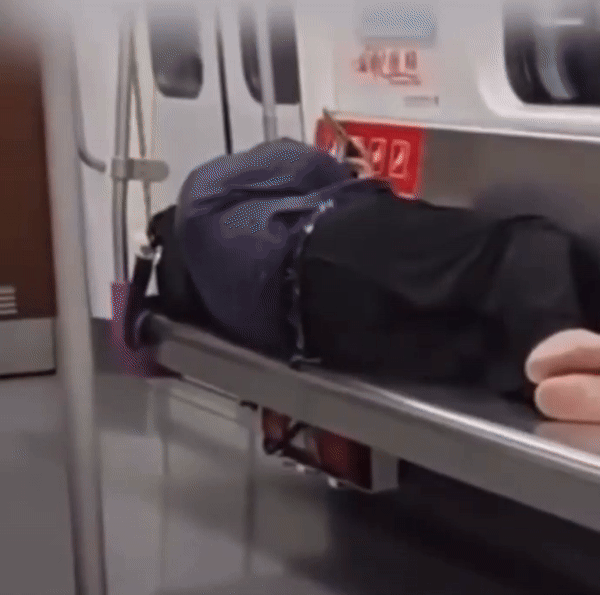 [서울=뉴시스]중국 쓰촨성 청두의 지하철 5호선에서 한 남성 승객이 신발을 벗고 좌석에 누워 있는 모습이 포착돼 논란이 일고 있다.(사진=도우인) *재판매 및 DB 금지