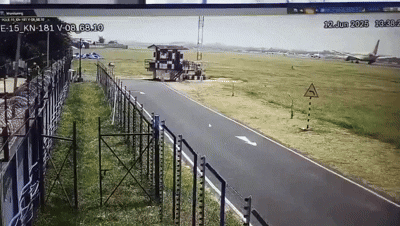 12일(현지시간) 인도 서부 구자라트주 아마다바드 소재 사르다르 발라브바이 파텔 국제공항에서는 승객 242명을 태운 인디아에어 AI171편 여객기가 이륙 직후 추락하는 사고가 발생했다. 사진은 공항 폐쇄회로(CC)TV에 잡힌 사고 여객기 추착 순간. 여객기는 바퀴가 공중으로 뜨고 겨우 20초 만에 하향곡선을 나타내며 지상과 충돌하며 거대 화염을 뿜어냈다. 2025.6.12 엑스