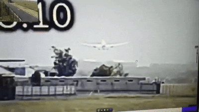 12일(현지시간) 인도 서부 구자라트주 아마다바드 소재 사르다르 발라브바이 파텔 국제공항에서는 승객 242명을 태운 인디아에어 AI171편 여객기가 이륙 직후 추락하는 사고가 발생했다. 사진은 공항 폐쇄회로(CC)TV에 잡힌 사고 여객기 추착 순간. 여객기는 바퀴가 공중으로 뜨고 겨우 20초 만에 하향곡선을 나타내며 지상과 충돌하며 거대 화염을 뿜어냈다. 2025.6.12 엑스