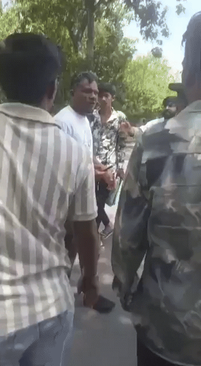 242명을 태운 에어인디아 여객기가 12일(현지시간) 인도 서부 구자라트주 아메다바드 공항에서 이륙한 직후 추락했다. 영상은 승객 242명 중 유일한 생존자가 스스로 사고 현장에서 걸어 나오는 모습. 엑스 캡처