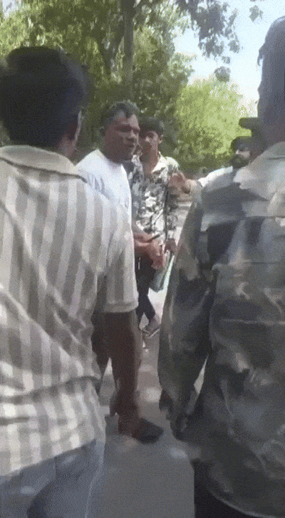 지난 12일 인도 서부 구자라트주 아마다바드 공항에서 발생한 추락 사고 생존자가 걸어서 사고 현장을 빠져나가는 모습. 엑스 캡처