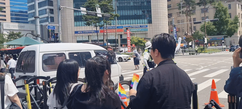 박주혜씨(19)와 대학 동기들이 14일 서울 중구 지하철 을지로입구역 인근에서 일부 기독교 단체들이 여는 집회 음악에 맞춰 춤추고 있다. 강한들 기자