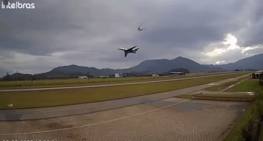 [뉴시스] 8일(현지시각) 브라질 남부 포르투벨루의 코스타 에스메랄다 공항에사 개인 제트기와 상공을 지나가던 헬기와 충돌 직전까지 접근하는 아찔한 순간이 감시 카메라에 포착됐다. (사진=X) 2025.06.10 *재판매 및 DB 금지