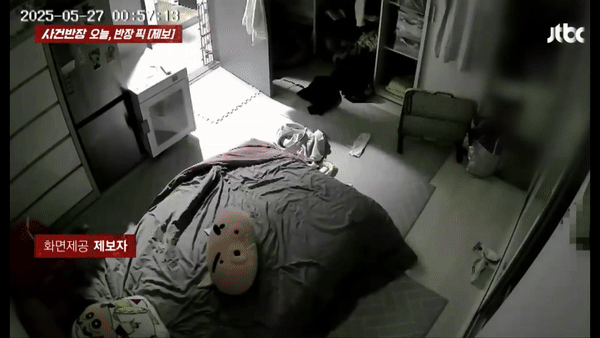 [서울=뉴시스] 베란다를 통해 여성의 집에 침입해 서랍을 뒤진 후 속옷 냄새를 맡고, 속옷을 챙겨 달아난 남성.(영상=JTBC 사건반장 갈무리) *재판매 및 DB 금지