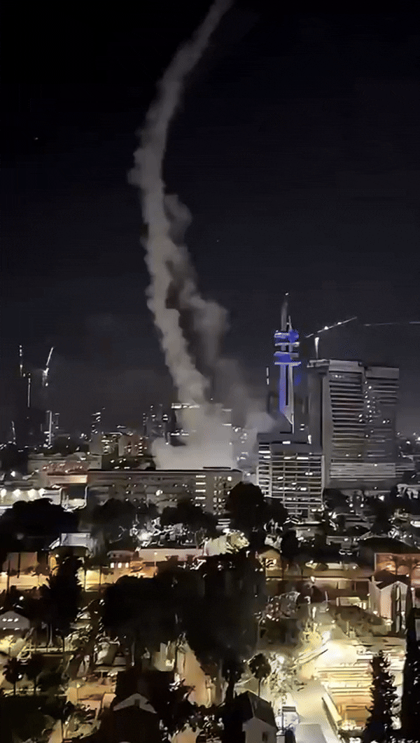 13일(현지시간) 이스라엘 텔아비브 중심에 이란 탄도미사일이 떨어지고 있다. 2025.6.14 엑스