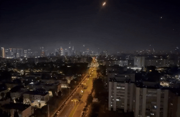 13일(현지시간) 이스라엘 텔아비브 중심에 이란 탄도미사일이 떨어지고 있다. 2025.6.14 엑스