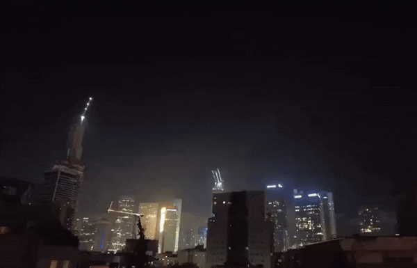 13일(현지시간) 이스라엘 텔아비브 중심에 이란 탄도미사일이 떨어지고 있다. 2025.6.14 엑스