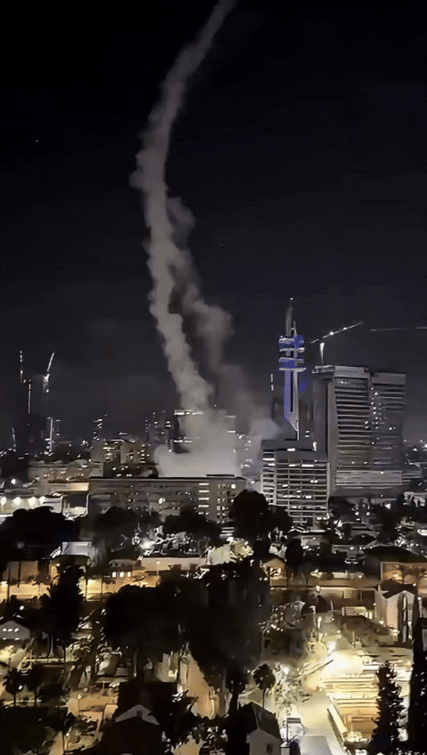 13일(현지시간) 이스라엘 텔아비브 중심에 이란 탄도미사일이 떨어지고 있다. 2025.6.14 엑스
