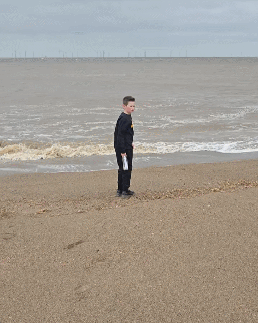 유리병을 발견한 켈리 셰리던 씨 가족은 쪽지의 사연을 읽은 뒤 병을 다시 바다에 띄우는 영상을 촬영해 사회관계망서비스(SNS)에 공유했다. Kelly Sheridan 페이스북