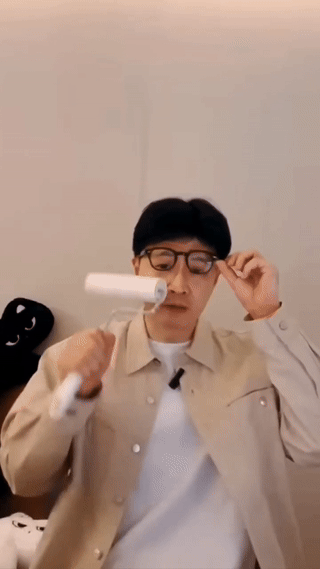 한 전 대표가 지난 6일 '얼굴에 돌돌이하는 한동훈입니다'라는 제목으로 라방(라이브방송) 영상을 올려 화제다. 유튜브 채널 '한동훈'