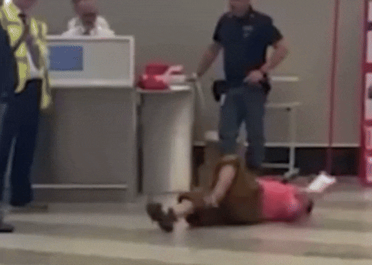 지난 8일 이탈리아 밀라노의 한 공항에서 바닥에 누워 항의하는 여성./ 뉴욕포스트