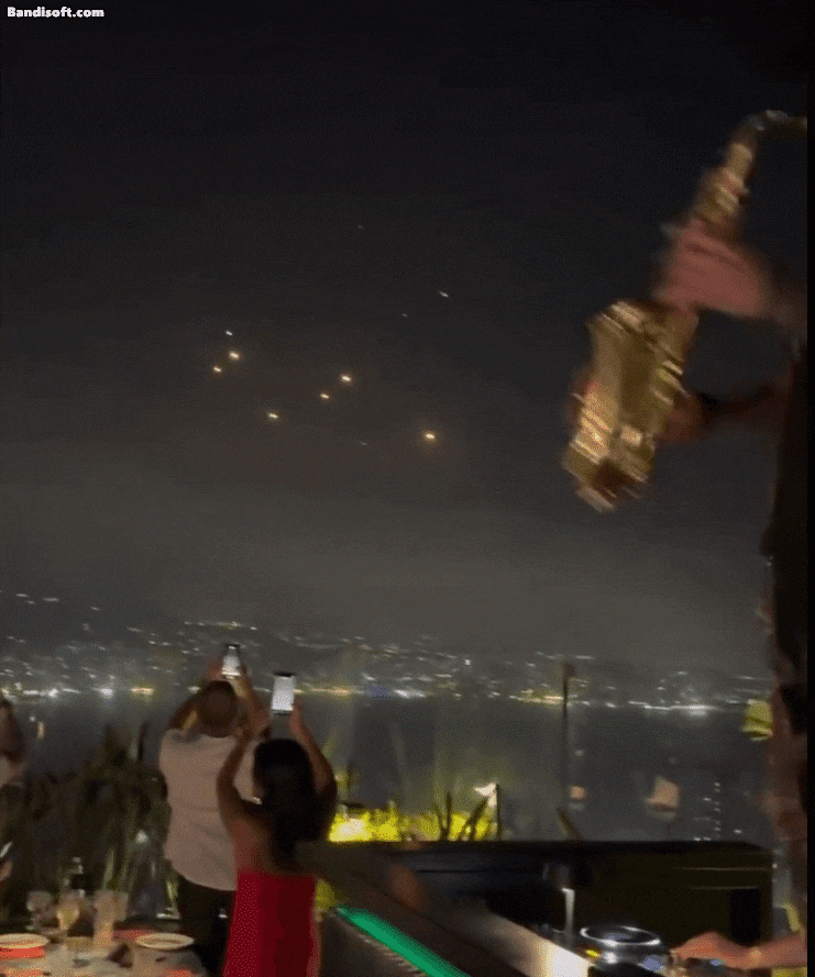 이스라엘에 떨어지는 미사일을 보며 색소폰을 연주하는 장면. /엑스