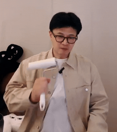 한동훈 전 국민의힘 대표가 먼지 제거용 테이프인 '돌돌이'를 얼굴에 문지르는 영상이 뒤늦게 화제가 되고 있다. [영상=한동훈 유튜브]