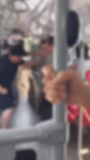 20대 남성이 80대 노인을 폭행하는 것을 목격하고 이를 말리던 남성이 되레 폭행죄 수사를 받게 된 사연이 전해졌다. 영상은 지난해 버스에서 발생한 20대 남성이 80대 노인을 폭행하는 장면. /영상=보배드림 캡처