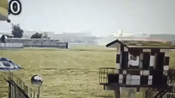 에어인디아 사고 여객기가 이륙 후 지상을 향해 가라앉다가 추락해 폭발하는 모습을 담은 CCTV 장면을 2.5배속한 장면. 실제 비행 시간은 30초에 지나지 않는다. SNS 캡처