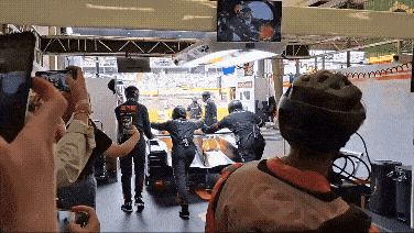 그리드 워크 참여를 위해 경기장으로 나가고 있는 제네시스 레이싱카 [르망(프랑스)=김성우 기자]