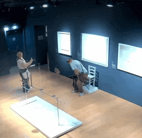 이탈리아 베로나의 팔라초 마페이 박물관에서 관람객이 전시된 크리스탈 의자에 앉아 인증샷을 찍으려다 의자가 부러지자 전시장을 빠져나가고 있다. [팔라초 마페이 박물관 페이스북 캡처]