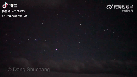 [뉴시스]지난 2일 중국 시나뉴스와 중국 국영 CCTV 등 외신에 따르면 지난달 31일 중국 천체사진작가 동슈창(27)은 티베트 산난시에서 붉은색 스프라이트 번개를 촬영하는 데 성공했다. (영상=시나뉴스) *재판매 및 DB 금지