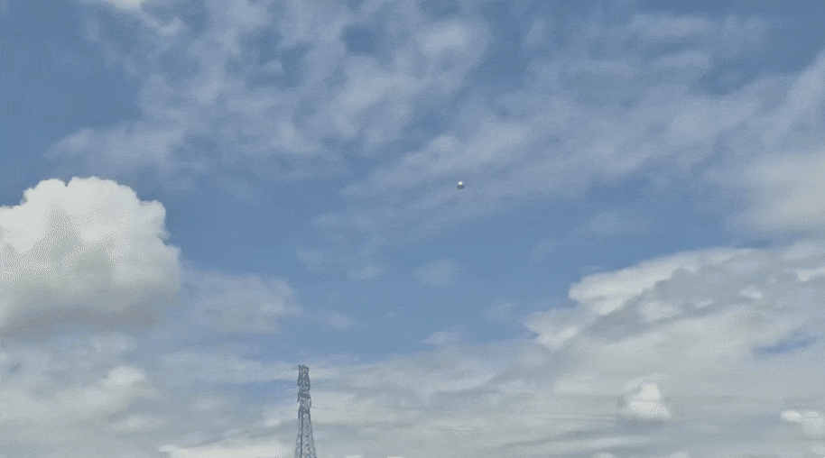 현지시간으로 지난 7일 콜롬비아 바예델 카우카주(州) 윰보에 있는 사탕수수밭 위에서 금속 재질로 추정되는 구체가 지그재그 패턴으로 움직이며 공중을 떠다니는 모습이 포착됐다. 엑스 영상 캡처