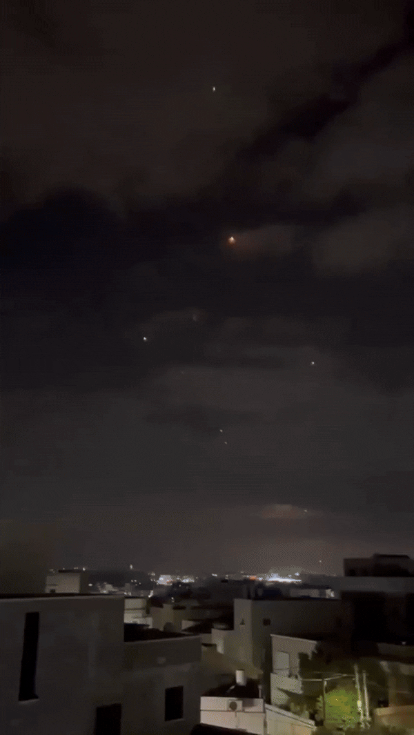 14일(현지시간) 이스라엘 북부에 이란 정예군 이슬람혁명수비대(IRGC) 항공우주군이 쏜 극초음속 탄도미사일이 떨어지고 있다. 이란 반관영 파르스 통신은 군 관계자를 인용해 이 미사일이 ‘케이바르 셰칸’이라고 전했다. 마하 13(음속의 13배·시속 약 1만 5900㎞) 이상 속도로 대기권을 날아 목표물을 타격하는 이 미사일은 이란에서 이스라엘까지 도달하는 데 15분이 채 걸리지 않아 공중에서 요격하기 어렵다. 2025.6.15 엑스