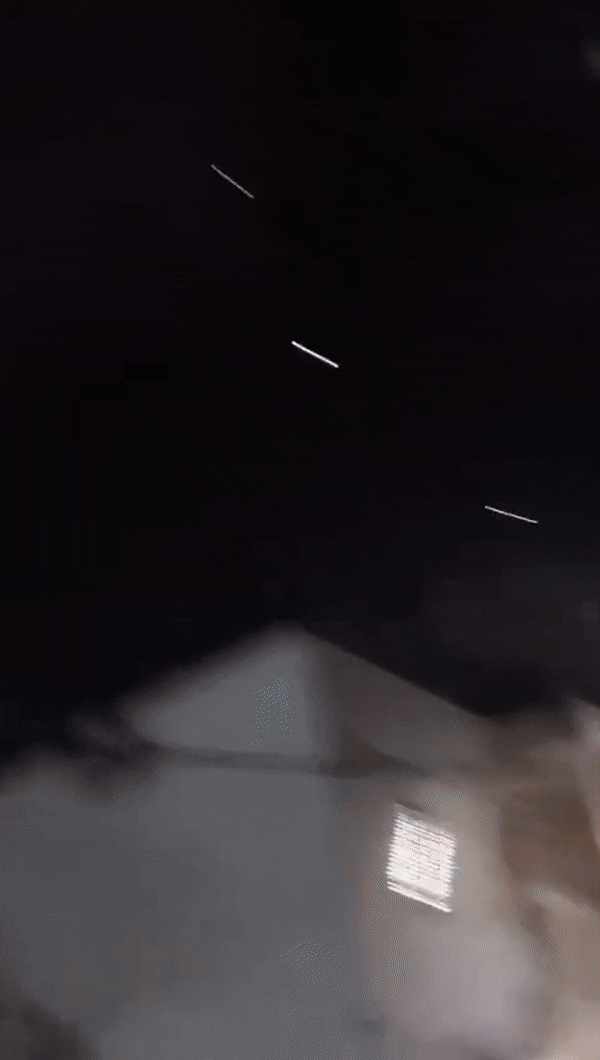 14일(현지시간) 이스라엘 북부에 이란 정예군 이슬람혁명수비대(IRGC) 항공우주군이 쏜 극초음속 탄도미사일이 떨어지고 있다. 이란 반관영 파르스 통신은 군 관계자를 인용해 이 미사일이 ‘케이바르 셰칸’이라고 전했다. 마하 13(음속의 13배·시속 약 1만 5900㎞) 이상 속도로 대기권을 날아 목표물을 타격하는 이 미사일은 이란에서 이스라엘까지 도달하는 데 15분이 채 걸리지 않아 공중에서 요격하기 어렵다. 2025.6.15 엑스