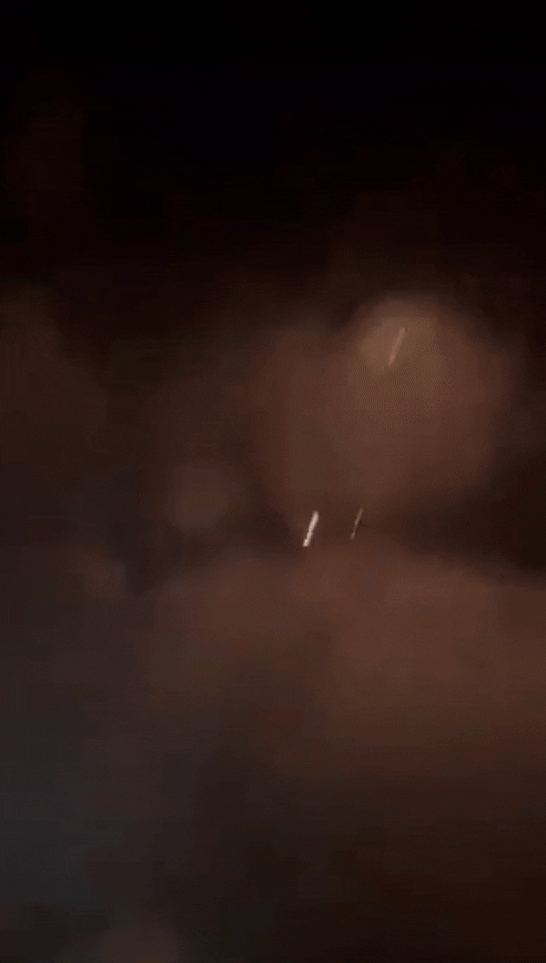 14일(현지시간) 이스라엘 북부에 이란 정예군 이슬람혁명수비대(IRGC) 항공우주군이 쏜 극초음속 탄도미사일이 떨어지고 있다. 이란 반관영 파르스 통신은 군 관계자를 인용해 이 미사일이 ‘케이바르 셰칸’이라고 전했다. 마하 13(음속의 13배·시속 약 1만 5900㎞) 이상 속도로 대기권을 날아 목표물을 타격하는 이 미사일은 이란에서 이스라엘까지 도달하는 데 15분이 채 걸리지 않아 공중에서 요격하기 어렵다. 2025.6.15 엑스