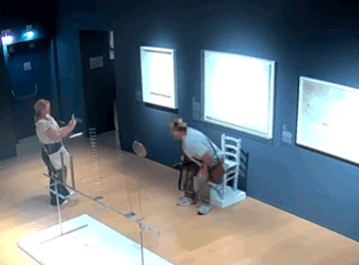 '반 고흐 의자' 부수는 남성 [팔라초 마페이 페이스북 캡처. 재판매 및 DB 금지]