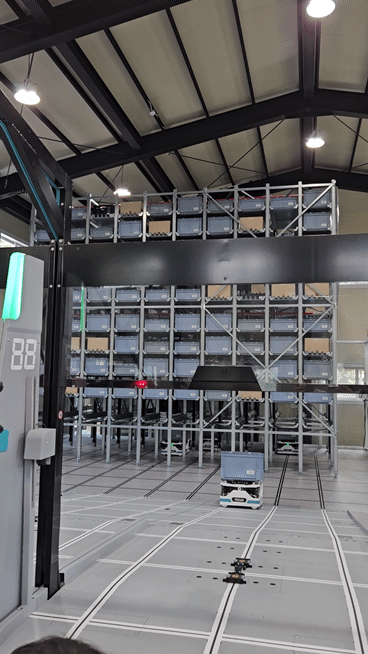 17일 경기 파주시 엑소텍 차세대 데모센터 ‘스카이팟’ 시스템에서 피킹 로봇이 저장 랙을 자유롭게 수평 및 수직 이동하며 물품을 이송하는 과정을 시연하고 있다.(영상=김범준 기자)