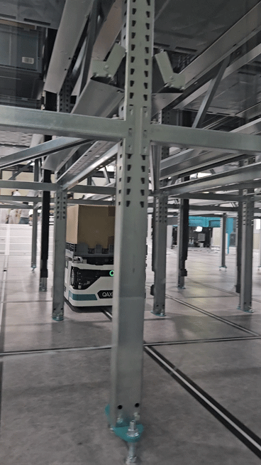 17일 경기 파주시 엑소텍 차세대 데모센터 ‘스카이팟’ 시스템에서 피킹 로봇이 저장 랙을 자유롭게 수평 및 수직 이동하며 물품을 이송하는 과정을 시연하고 있다.(영상=김범준 기자)