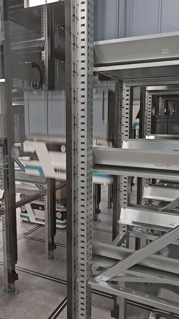 17일 경기 파주시 엑소텍 차세대 데모센터 ‘스카이팟’ 시스템에서 피킹 로봇이 저장 랙을 자유롭게 수평 및 수직 이동하며 물품을 이송하는 과정을 시연하고 있다.(영상=김범준 기자)