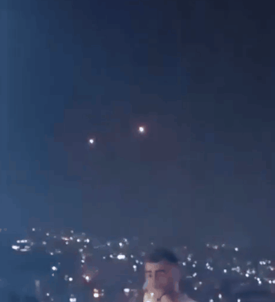 이스라엘을 향하는 이란의 미사일을 배경으로 파티를 이어가는 레바논 시민들의 영상이 소셜미디어를 통해 퍼지며 논란을 불러일으켰다. (사진=X, 옛 트위터)