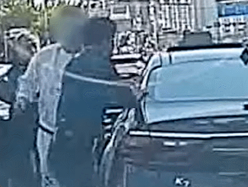 지난 4월 26일 대전 서구 한 도로에서 경찰 검문을 피해 달아나던 남성이 경찰관에게 완력을 행사하려고 하자, 한 경찰관이 달려들어 단숨에 제압하는 모습. 경찰청 유튜브 캡처