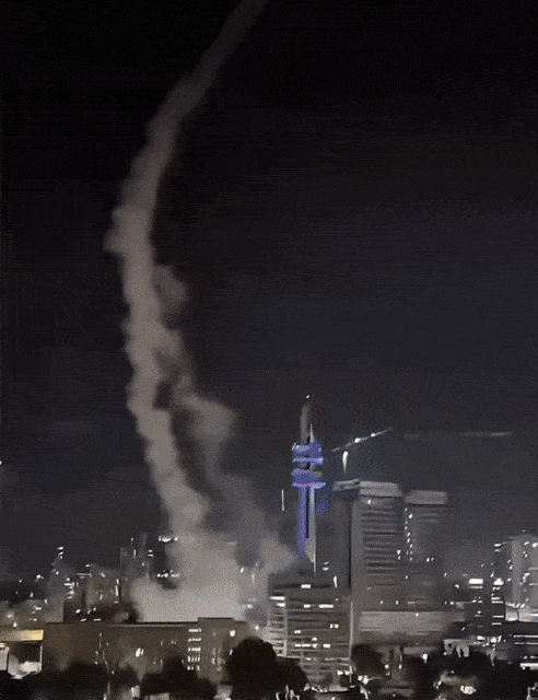 13일(현지시간) 이스라엘 텔아비브 중부 지역이 이란의 공습을 받고 있다. 뉴욕타임스(NYT)에 따르면 해당 영상은  이란의 미사일 중 적어도 하나가 이스라엘 내부의 민감한 지휘부에 도달했음을 나타낸다며,  영상 가운데에 있는 빌딩은 텔아비브 키르야 지역의 마르가니트 타워로, 이스라엘군 본부와 가까운 곳이다. [엑스(X, 옛 트위터) ]