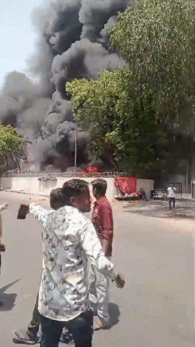 [서울=뉴시스] 에어인디아 AI171편 여객기 추락 사고 유일 생존자 비슈와시 쿠마르 라메시가 사고 현장에서 혼자 걸어 나오는 영상.(영상=엑스 옛 트위터 갈무리) *재판매 및 DB 금지