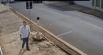 달리는 택시에서 떨어진 여성 승객이 아무렇지 않은 듯 일어나 걸어가는 모습을 오토바이 운전자가 바라보고 있다. 엑스(X·옛 트위터) 캡처