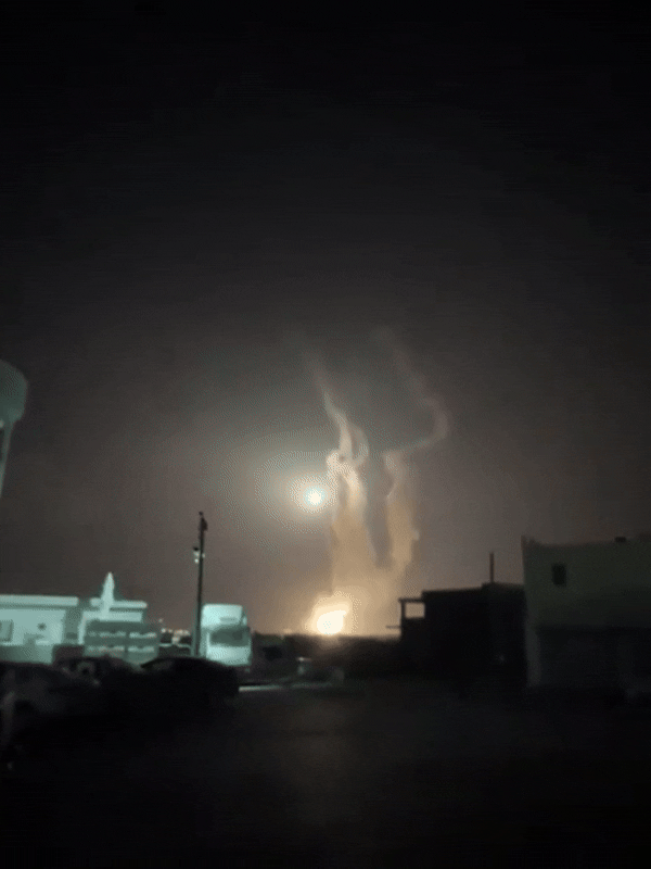 16일(현지시간) 이란 반관영 타스님 통신은 “이스라엘 방공시스템이 재앙적 오발 사고를 일으키며 (오히려) 자기 위치를 공격했다”라고 보도했다. 다른 이란 언론들은 “미국산 F-35A, F-16 전투기가 배치돼 있는 이스라엘 중부 네바팀 공군기지에서 아이언돔이 오작동을 일으켜 스스로를 타격했다”라고 전하기도 했다. 사진은 매체들이 공유한 관련 동영상 일부. 2025.6.16 엑스