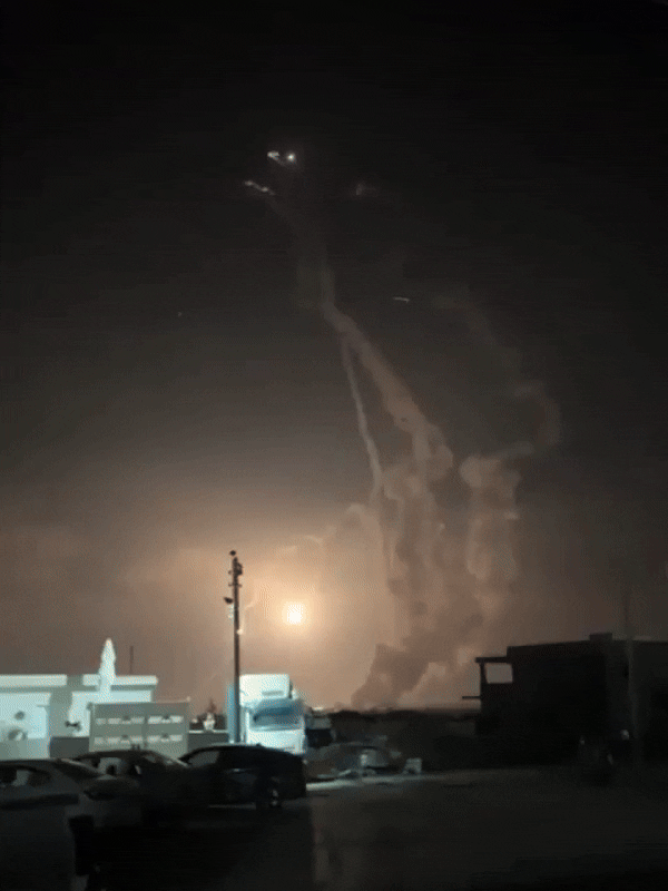 16일(현지시간) 이란 반관영 타스님 통신은 “이스라엘 방공시스템이 재앙적 오발 사고를 일으키며 (오히려) 자기 위치를 공격했다”라고 보도했다. 다른 이란 언론들은 “미국산 F-35A, F-16 전투기가 배치돼 있는 이스라엘 중부 네바팀 공군기지에서 아이언돔이 오작동을 일으켜 스스로를 타격했다”라고 전하기도 했다. 사진은 매체들이 공유한 관련 동영상 일부. 2025.6.16 엑스